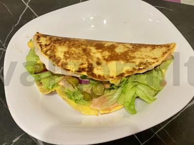 Tortilija su kalakutiena, daržovėmis ir sūriu pusryčiams pagrindine nuotrauka