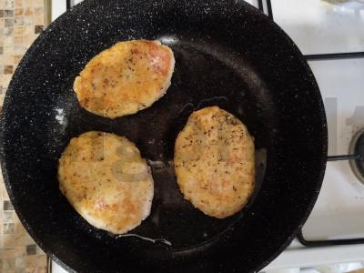 Vištienos kotletai su mocarela ir vyšniniais pomidorais Žingsnis 4