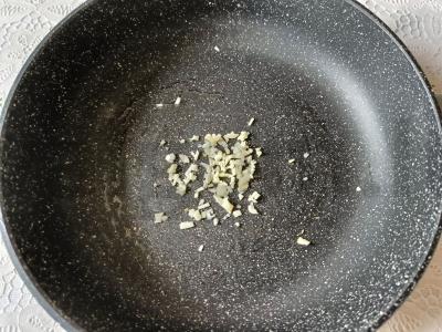 Spagečiai grietinėlės ir česnako padaže Žingsnis 1