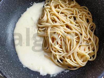 Spagečiai grietinėlės ir česnako padaže Žingsnis 3