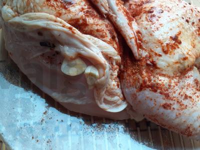 Vištiena su paprika, gvazdikėliais ir česnaku Žingsnis 3