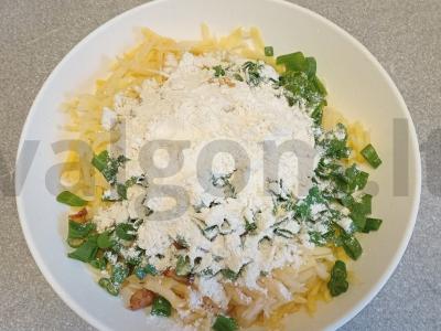 Bulviniai blynai su voveraitėmis ir žaliu svogūnu Žingsnis 7