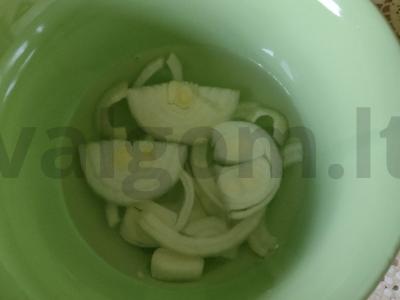 Salotas su avokadu, pomidorais, špinatais ir marinuotais svogūnais Žingsnis 1