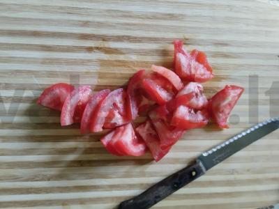 Salotas su avokadu, pomidorais, špinatais ir marinuotais svogūnais Žingsnis 2