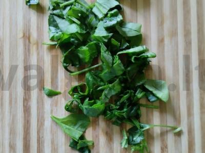 Salotas su avokadu, pomidorais, špinatais ir marinuotais svogūnais Žingsnis 3