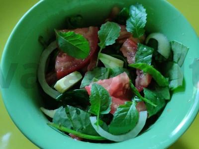 Salotas su avokadu, pomidorais, špinatais ir marinuotais svogūnais pagrindine nuotrauka