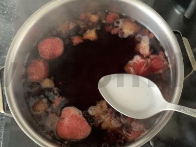 Mėlynių, aviečių, braškių ir slyvų kisielius Žingsnis 5