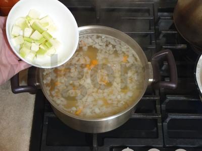 Vištienos sultinys su makaronais ir cukinijomis Žingsnis 4