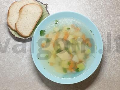 Vištienos sultinys su makaronais ir cukinijomis pagrindine nuotrauka