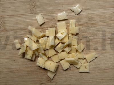 Salotas su alyvuogėmis, krevetėmis ir sūriu Žingsnis 2