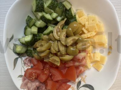 Salotas su alyvuogėmis, krevetėmis ir sūriu Žingsnis 7