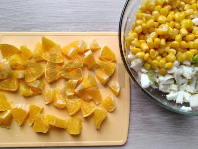 Salotos su kalmaru, kukurūzais ir apelsinu Žingsnis 5