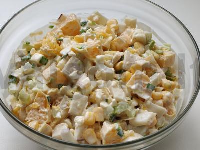 Salotos su kalmaru, kukurūzais ir apelsinu pagrindine nuotrauka