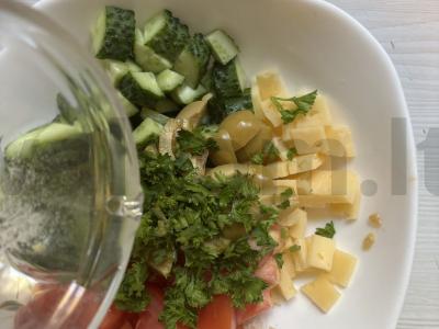 Salotas su alyvuogėmis, krevetėmis ir sūriu Žingsnis 10