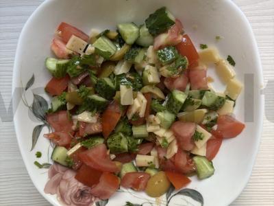 Salotas su alyvuogėmis, krevetėmis ir sūriu pagrindine nuotrauka