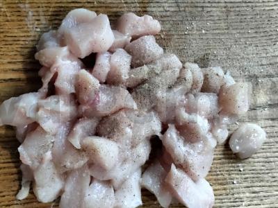 Naudingas pusryčių patiekalas iš ryžių popieriaus ir vištienos Žingsnis 2