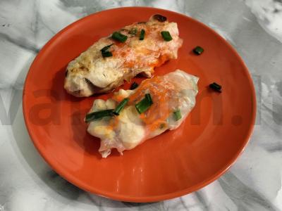 Naudingas pusryčių patiekalas iš ryžių popieriaus ir vištienos pagrindine nuotrauka