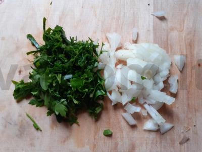 Salotos su kumpiu, kukurūzais ir žolelėmis Žingsnis 1