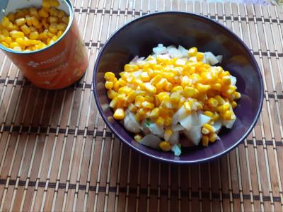 Salotos su kumpiu, kukurūzais ir žolelėmis Žingsnis 3