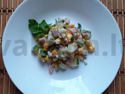 Salotos su kumpiu, kukurūzais ir žolelėmis pagrindine nuotrauka