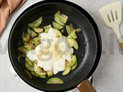 Makaronai su cukinijomis grietinėlės padaže Žingsnis 4