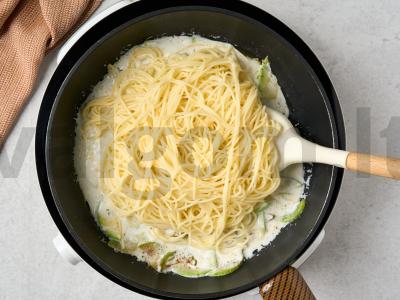 Makaronai su cukinijomis grietinėlės padaže Žingsnis 6