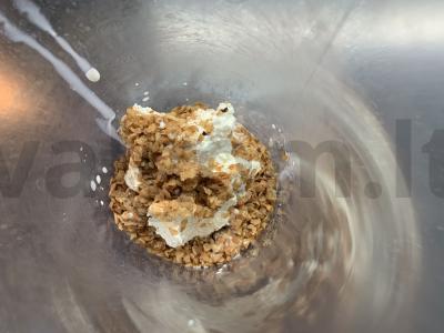 Smuzi su grikių dribsniais, varške ir juodąja serbentu Žingsnis 1