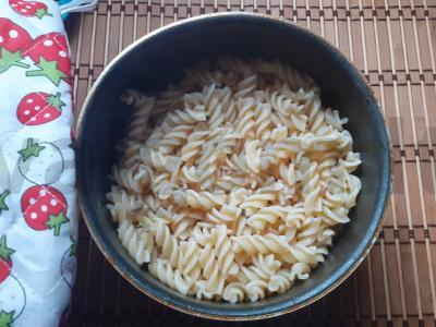 Makaronai su faršu, žaliu svogūnu ir prieskoniais Žingsnis 3