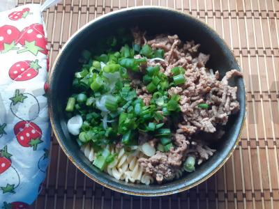 Makaronai su faršu, žaliu svogūnu ir prieskoniais Žingsnis 4