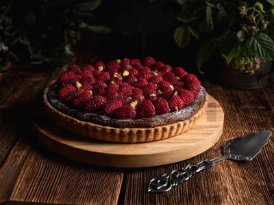 Tortas su avietėmis ir pistacijomis pagrindine nuotrauka