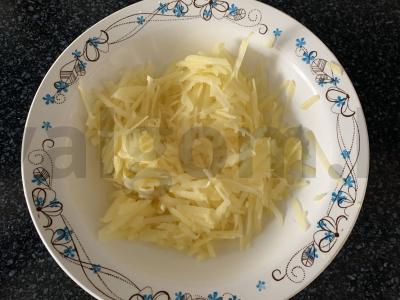 Kalakutienos kotletai po bulvių-sūrio apklotu Žingsnis 1