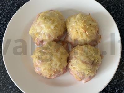 Kalakutienos kotletai po bulvių-sūrio apklotu pagrindine nuotrauka