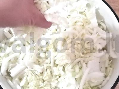 Salotos su Pekino kopūstu ir žirniais Žingsnis 2