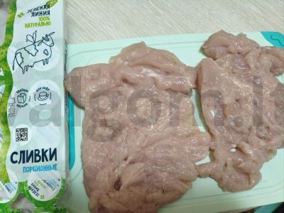 Vištienos ritinėliai grietinėje su sūrio įdaru Žingsnis 1