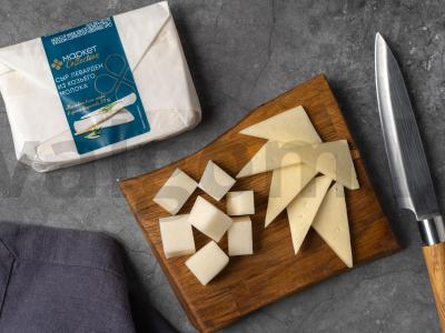 Lėkštė su sūriu, dešromis, krekeriais ir alyvuogėmis Žingsnis 2