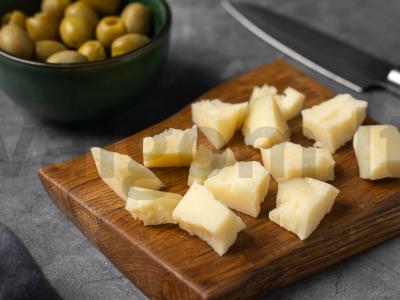 Lėkštė su sūriu, dešromis, krekeriais ir alyvuogėmis Žingsnis 3