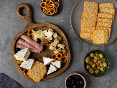 Lėkštė su sūriu, dešromis, krekeriais ir alyvuogėmis Žingsnis 5