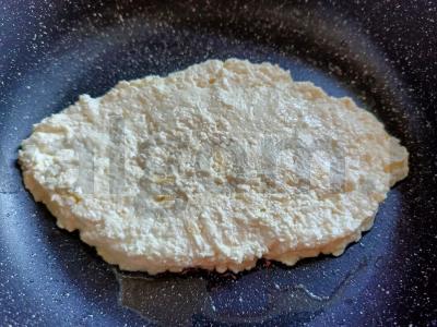 Varškės-sūrio blynai „A-la tingus khachapuri“ keptuvėje Žingsnis 5