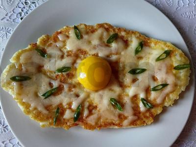 Varškės-sūrio blynai „A-la tingus khachapuri“ keptuvėje pagrindine nuotrauka