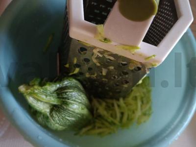 Auksinės cukinijų blynai su sūriu Žingsnis 1