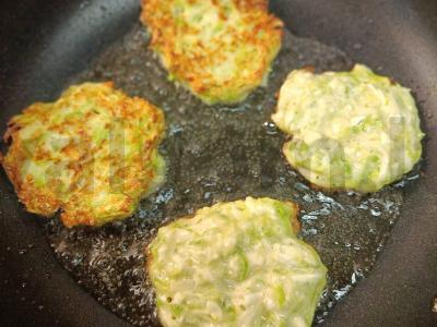 Auksinės cukinijų blynai su sūriu Žingsnis 7