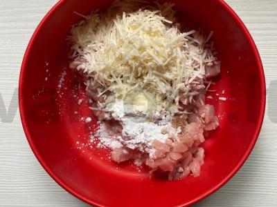 Smulkintos vištienos kotletai su sūriu džiovintame apvalkale Žingsnis 3