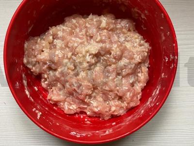 Smulkintos vištienos kotletai su sūriu džiovintame apvalkale Žingsnis 5