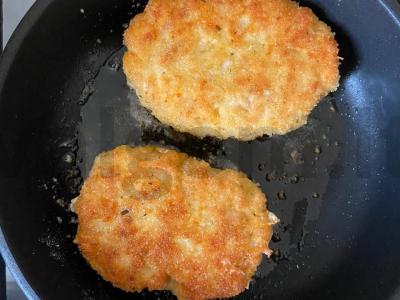 Smulkintos vištienos kotletai su sūriu džiovintame apvalkale Žingsnis 8