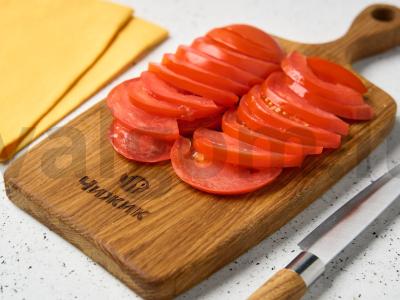 Paprastas agurkų, pomidorų ir svogūnų salotas Žingsnis 1