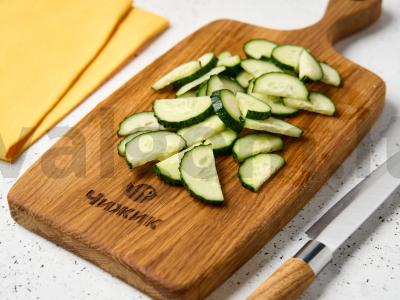 Paprastas agurkų, pomidorų ir svogūnų salotas Žingsnis 2