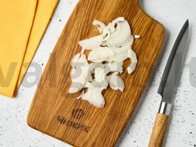 Paprastas agurkų, pomidorų ir svogūnų salotas Žingsnis 3