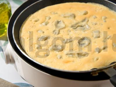 Salotas „Mimoza“ su lašiša ir kiaušinių blyneliu Žingsnis 2