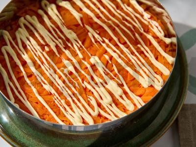 Salotas „Mimoza“ su lašiša ir kiaušinių blyneliu Žingsnis 8