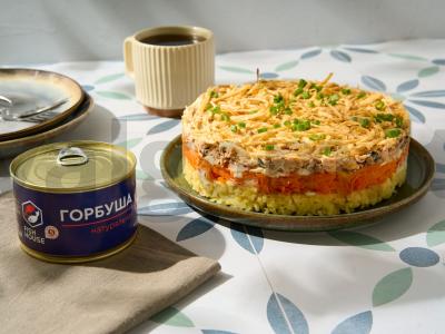 Salotas „Mimoza“ su lašiša ir kiaušinių blyneliu pagrindine nuotrauka